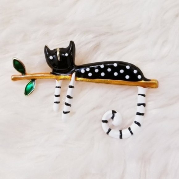 18K Gold Lazy Cat Brooch - Picture 13 of 16